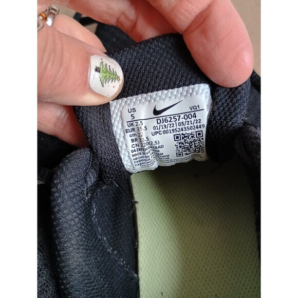 WOMENS SIZE 5 Nike Tanjun Sneakers Tennis Shoes DJ6257-004 Black White Running - Picture 5 of 10